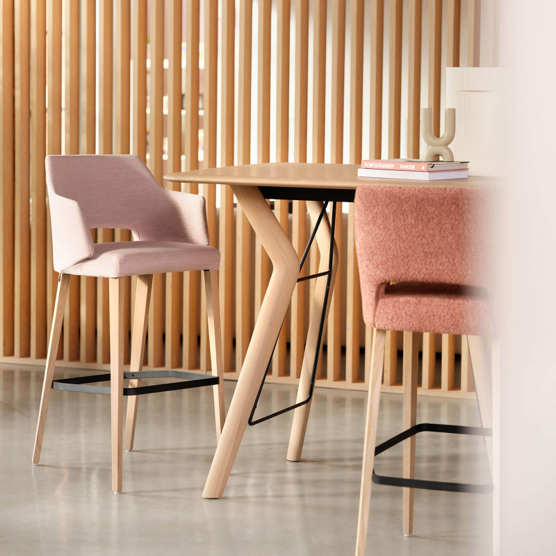 Tabouret snack en tissu rose avec accoudoirs et pieds en bois naturel - Lena Mobitec ®