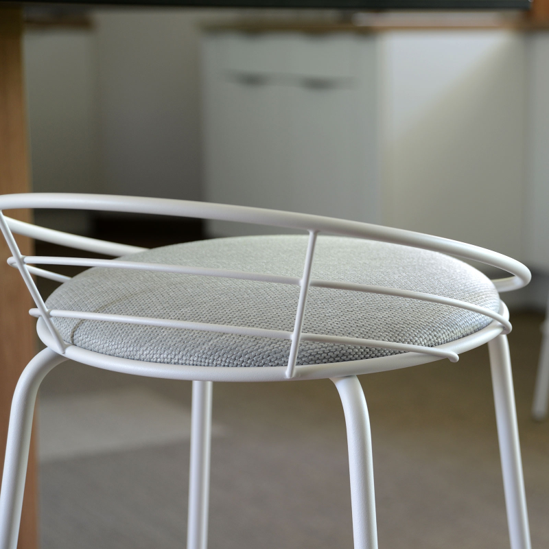 Tabouret haut français rembourré en métal et tissu - Yaël Carrier®