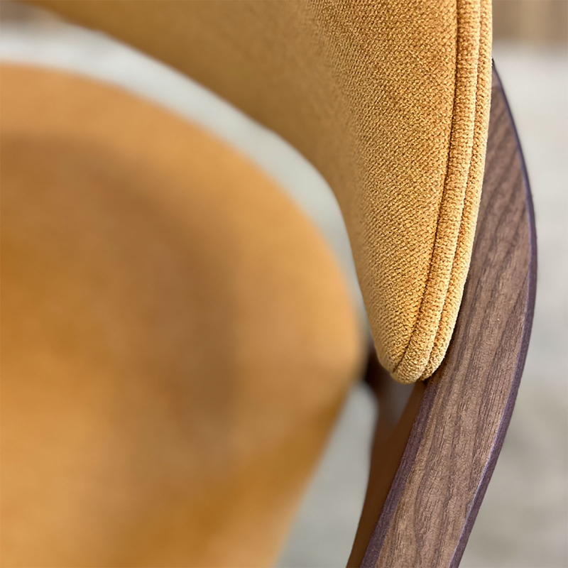 Fauteuil design en bois massif et tissu