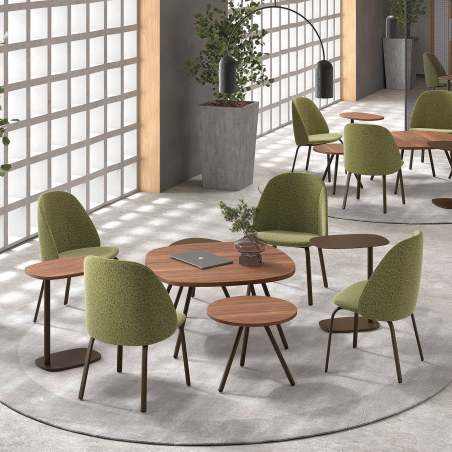 Chaise basse cosy en tissu avec pieds en métal - Sofia