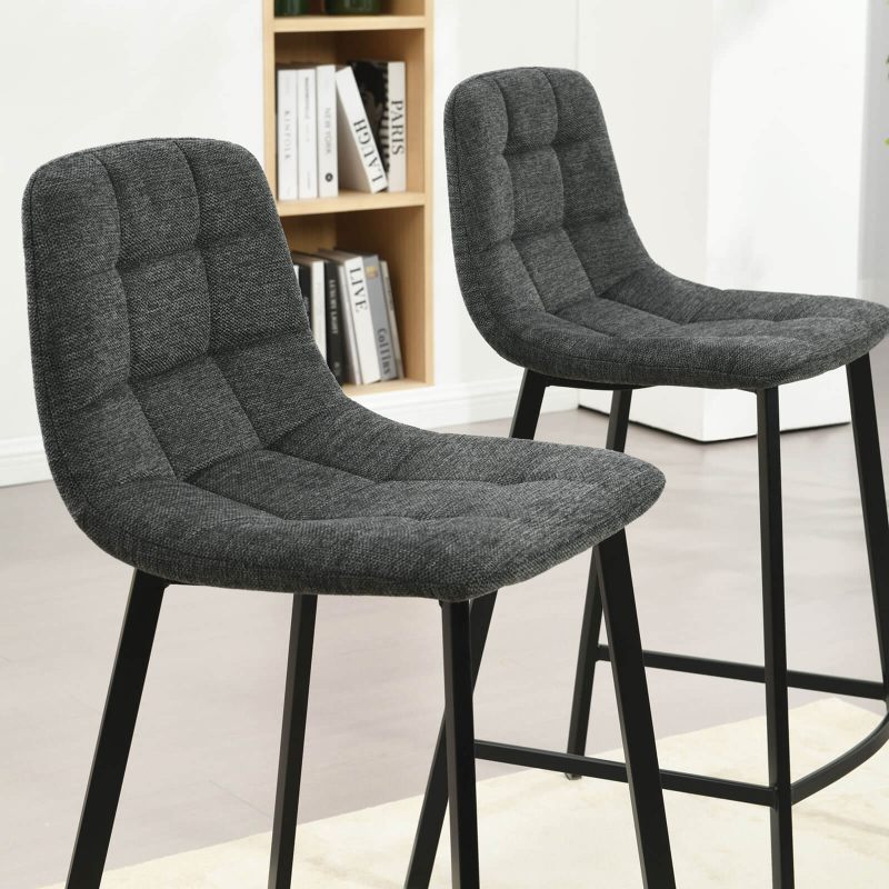 Tabouret en tissu gris avec assise matelassée et hauteur snack - Carvi
