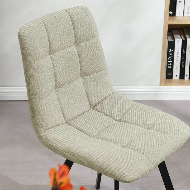 Chaise tendance matelassée beige avec pieds en métal noir  - Carvi
