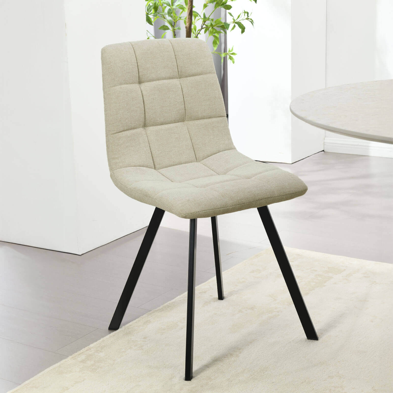 Chaise tendance matelassée beige avec pieds en métal noir  - Carvi