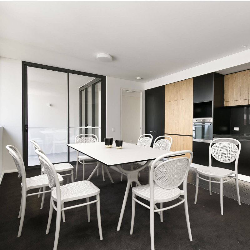 Chaises modernes empilables blanches 