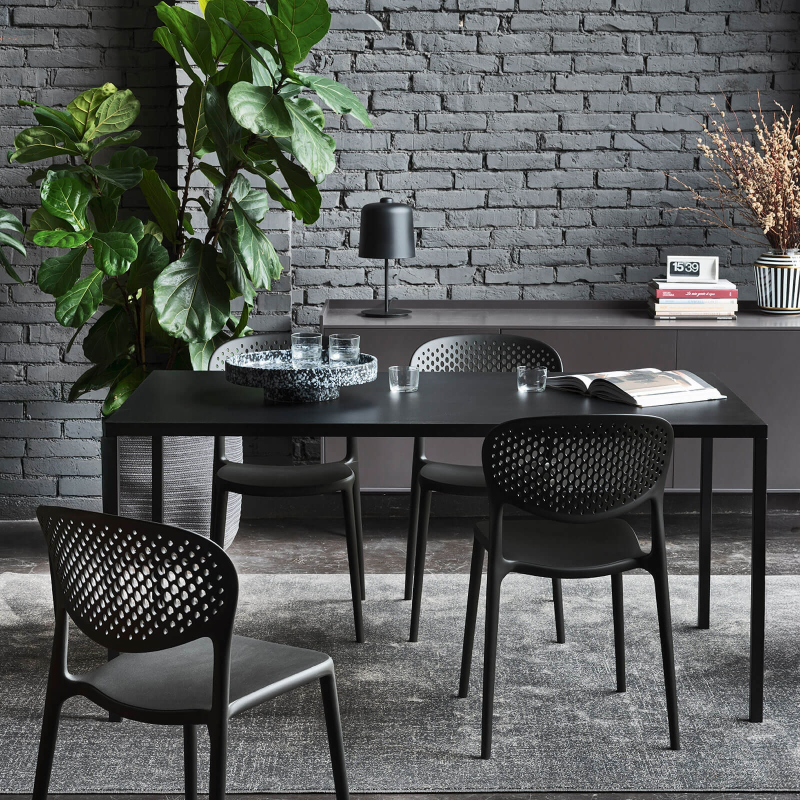 Chaise noire italienne empilable en polypropylène recyclé avec motifs - Abby Connubia®