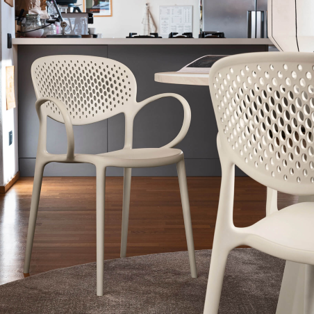 Fauteuil beige italien empilable en polypropylène recyclé avec dossier microperforé - Abby Connubia®