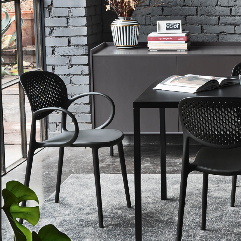 Fauteuil noir italien empilable en polypropylène recyclé avec dossier microperforé - Abby Connubia®