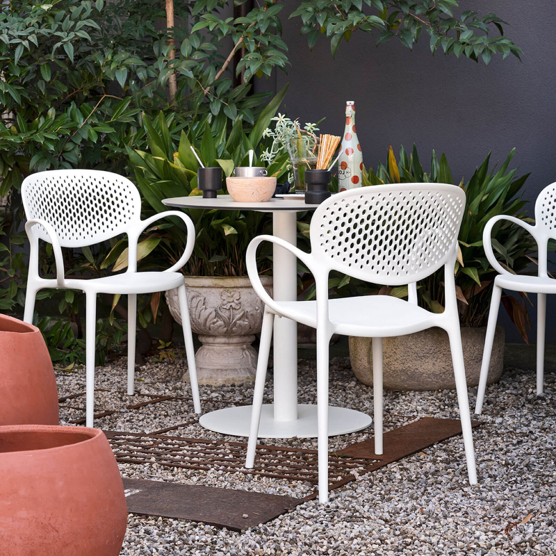 Fauteuil de jardin blanc italien empilable en polypropylène recyclé avec dossier microperforé - Abby Connubia®