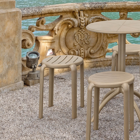Tabouret bas taupe d'extérieur moderne en polypropylène - Tom