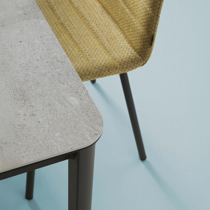 Table en céramique grise et pieds en métal - Pepper Mobliberica