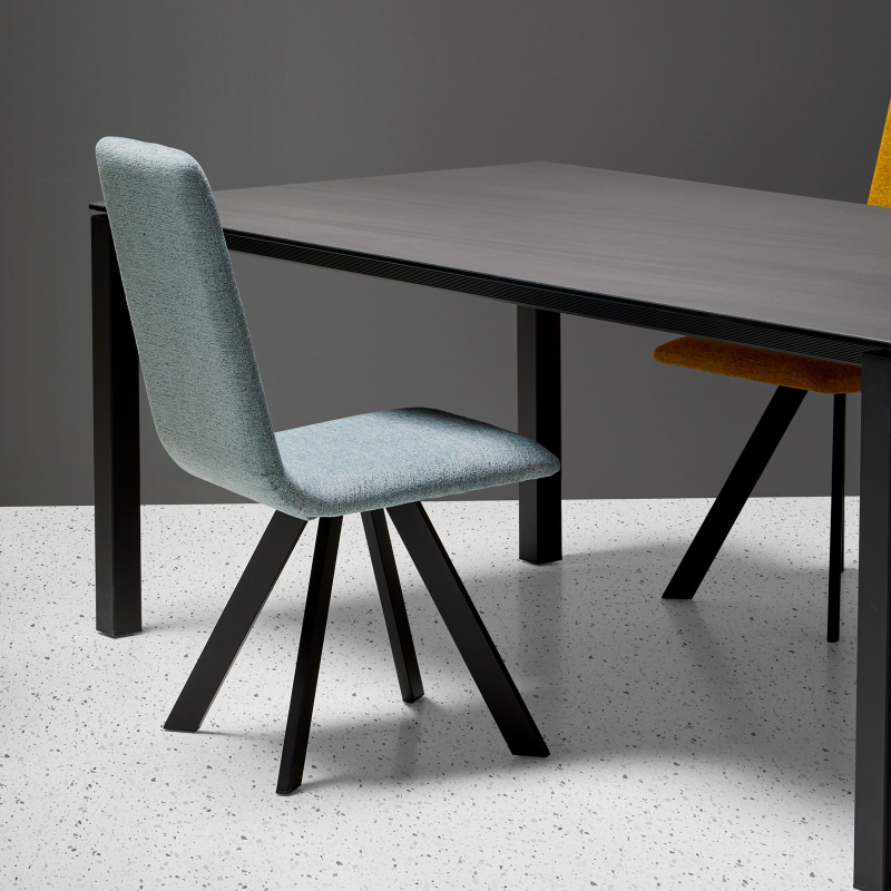 Chaise rembourrée tissu et pieds métal - Vulcano Mobliberica