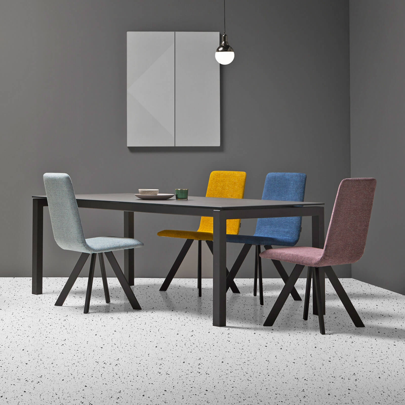 Chaise rembourrée tissu et pieds métal - Vulcano Mobliberica