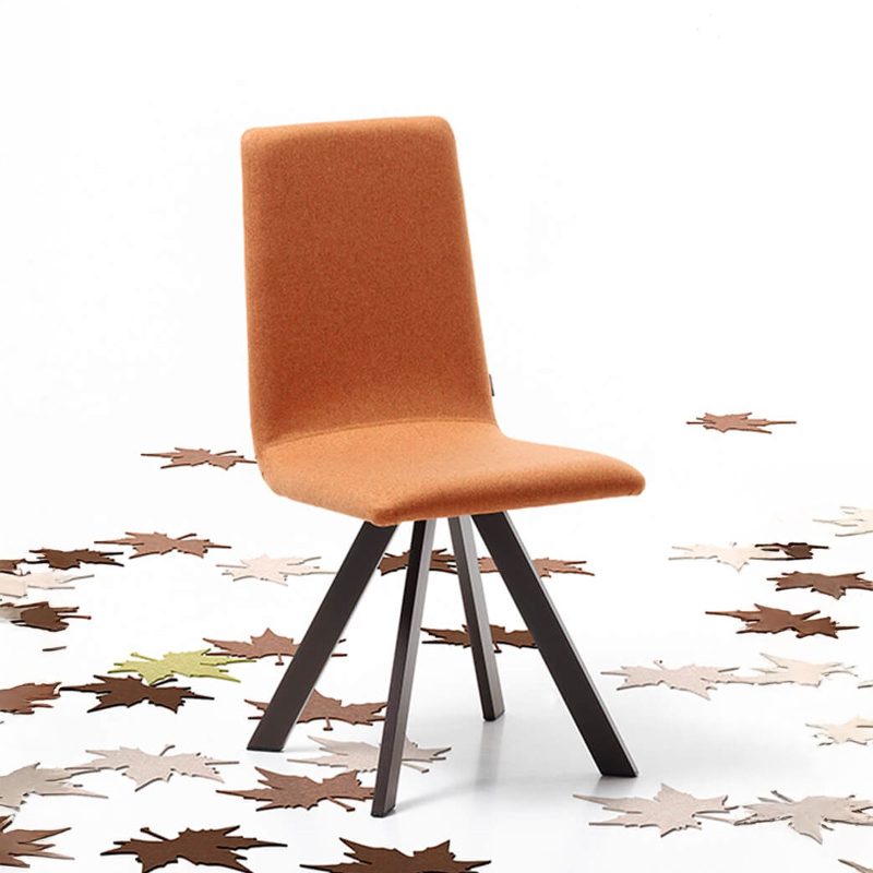 Chaise rembourrée tissu orange et pieds métal noir - Vulcano Mobliberica