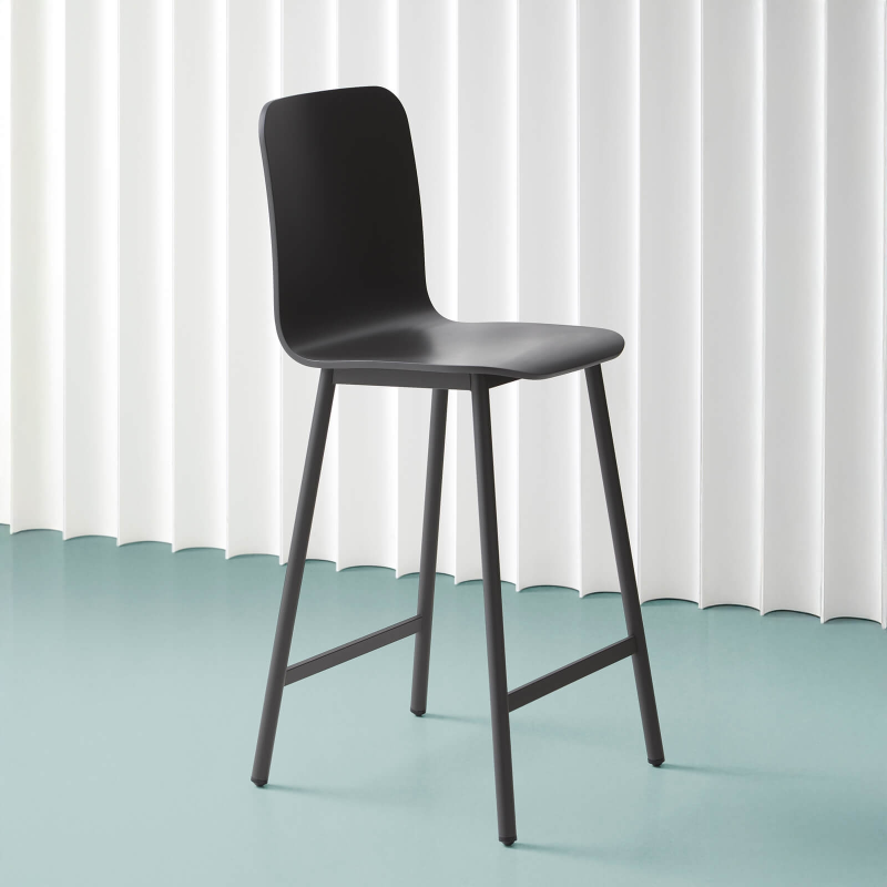 Tabouret noir snack minimaliste en bois et pieds en métal - Pepper