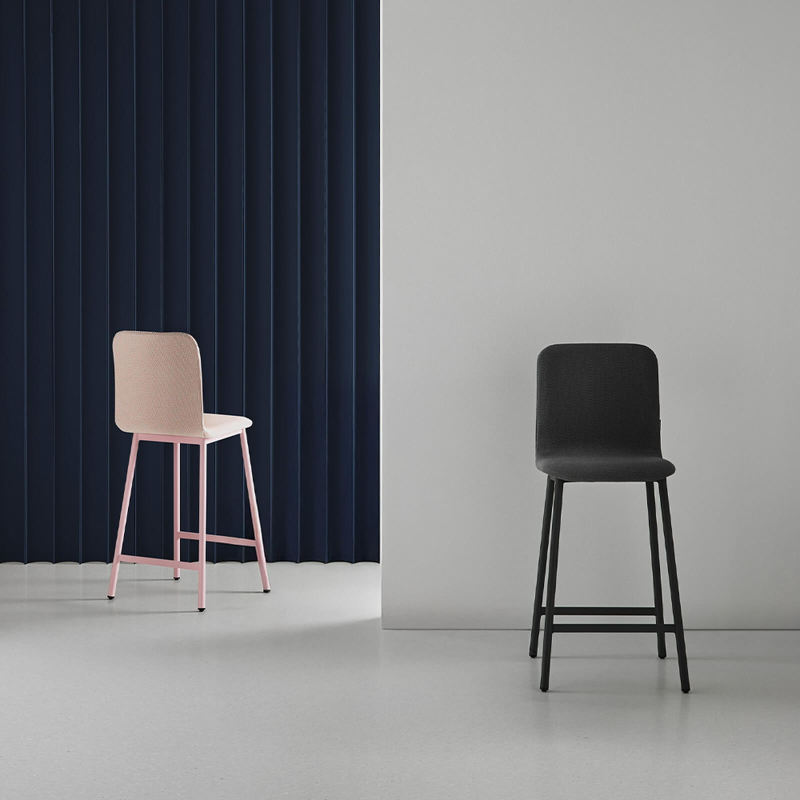 Tabouret hauteur 65 cm avec assise tissu et pieds en métal - Pepper