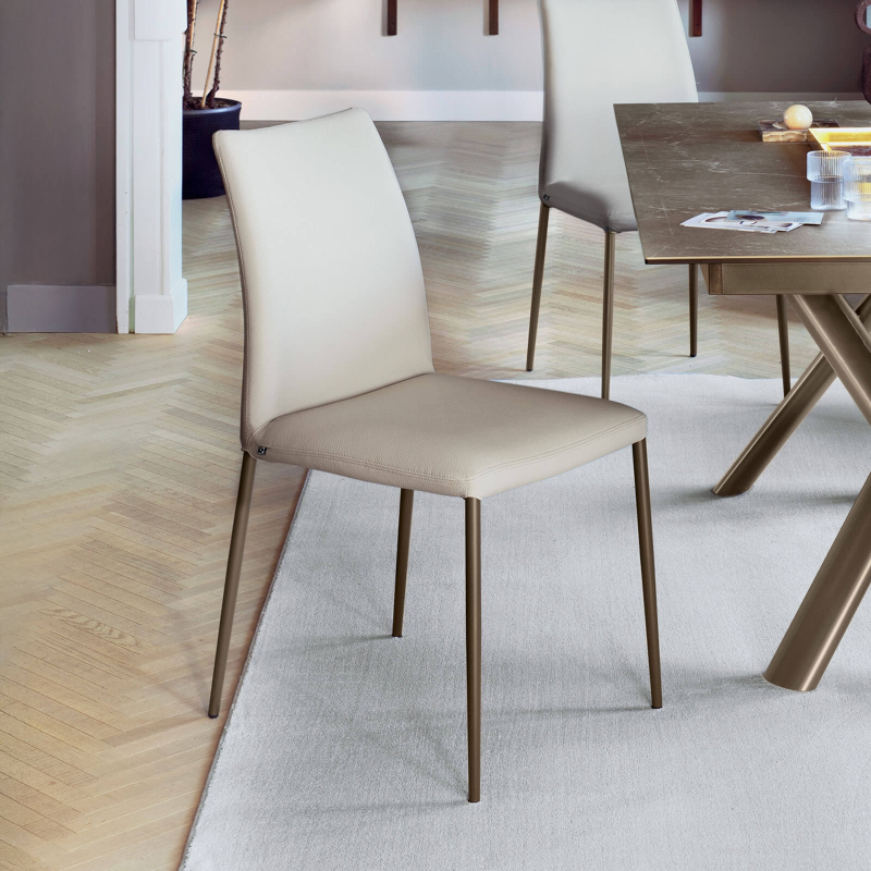 Chaise contemporaine en tissu avec dossier flexible - Atlas Connubia©