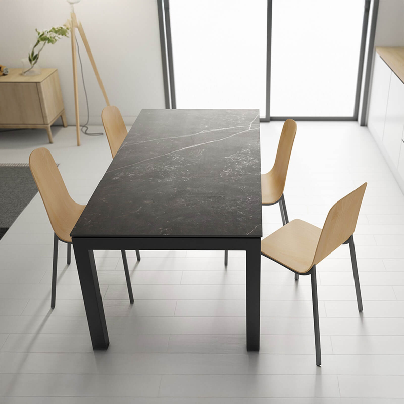 Table en Dekton avec pieds en bois massif - Lakera