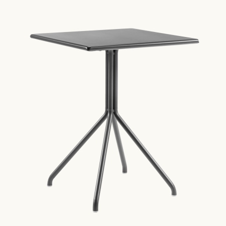 Lol - Petite table carrée...