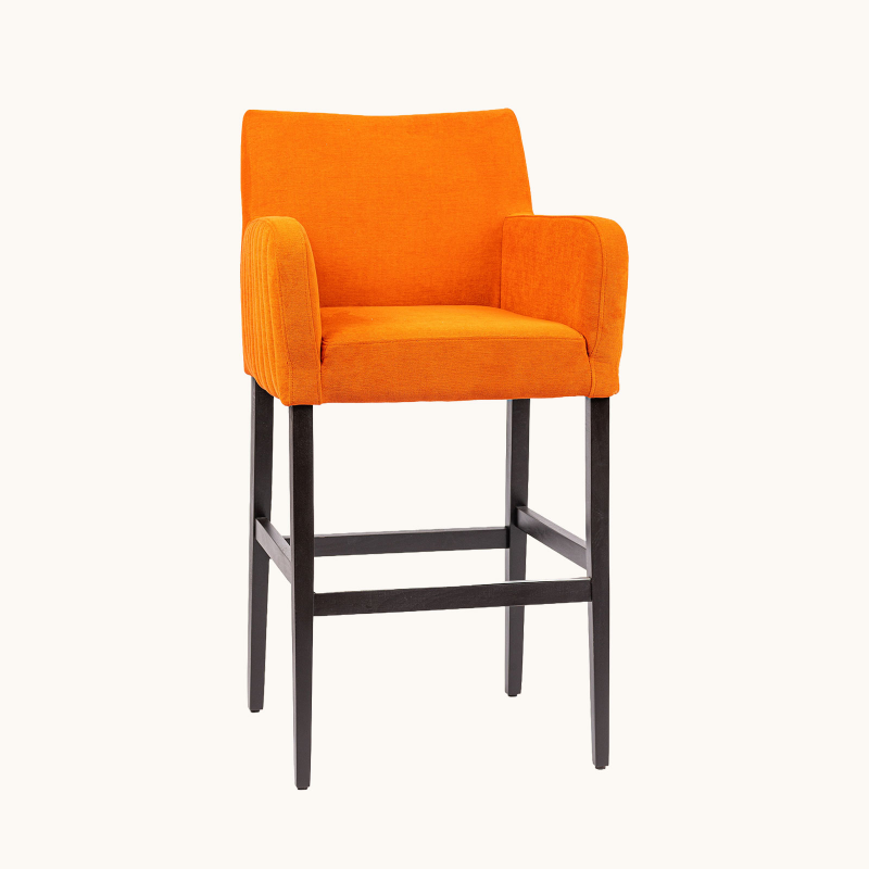 Moritz line - Tabouret de bar en tissu avec accoudoirs dos matelassé et pieds en bois