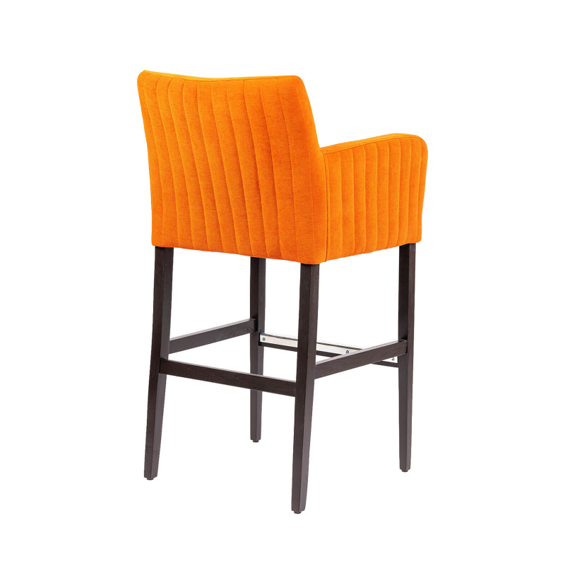 Moritz line - Tabouret de bar en tissu avec accoudoirs dos matelassé et pieds en bois