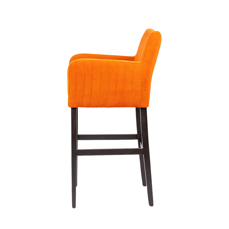 Moritz line - Tabouret de bar en tissu avec accoudoirs dos matelassé et pieds en bois