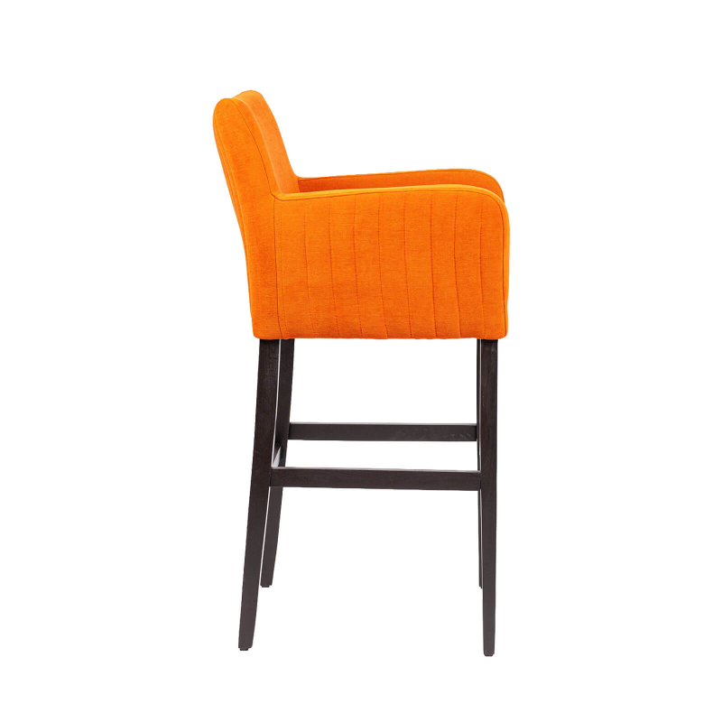 Moritz line - Tabouret de bar en tissu avec accoudoirs dos matelassé et pieds en bois