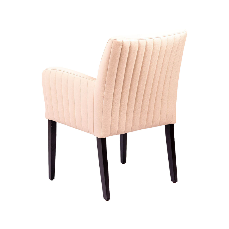 Moritz line - Fauteuil de salon confortable avec dos matelassé et pieds en bois