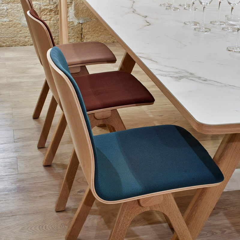 Chevron - Chaise design en tissu et pieds bois
