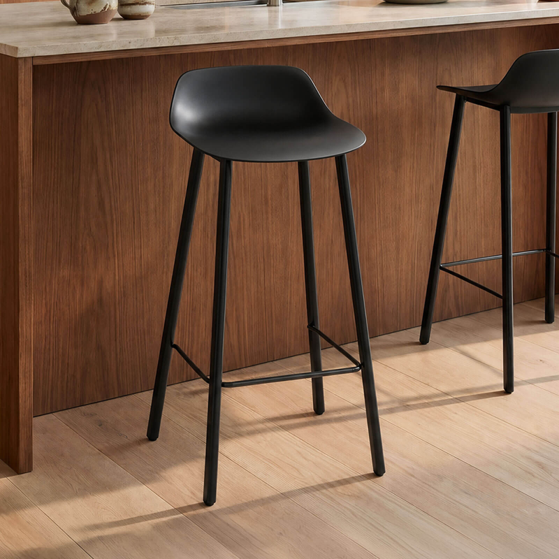 Louis - Tabouret de bar en polypropylène avec pieds en métal fabrication belge