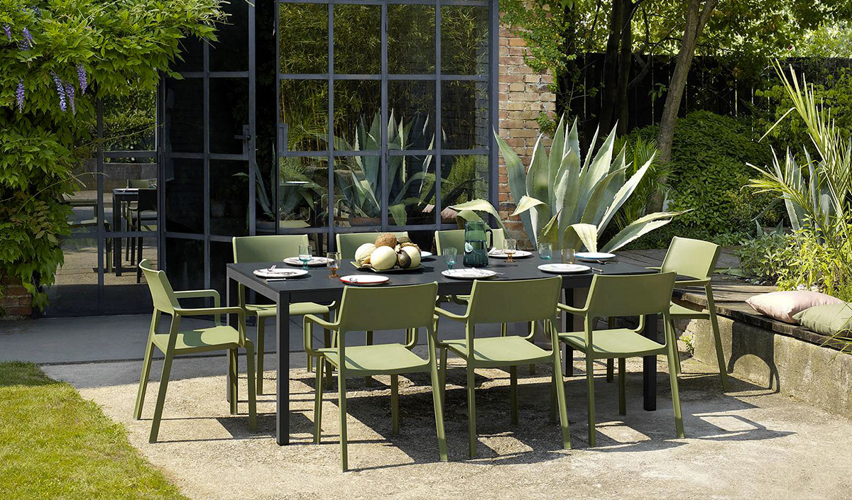 La grande table d'extérieur : un intemporel du jardin