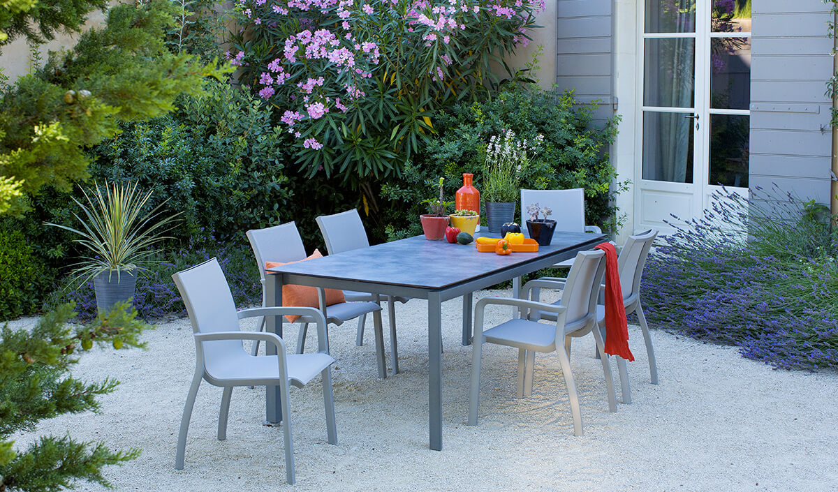 déco jardin d'été : table extérieure moderne