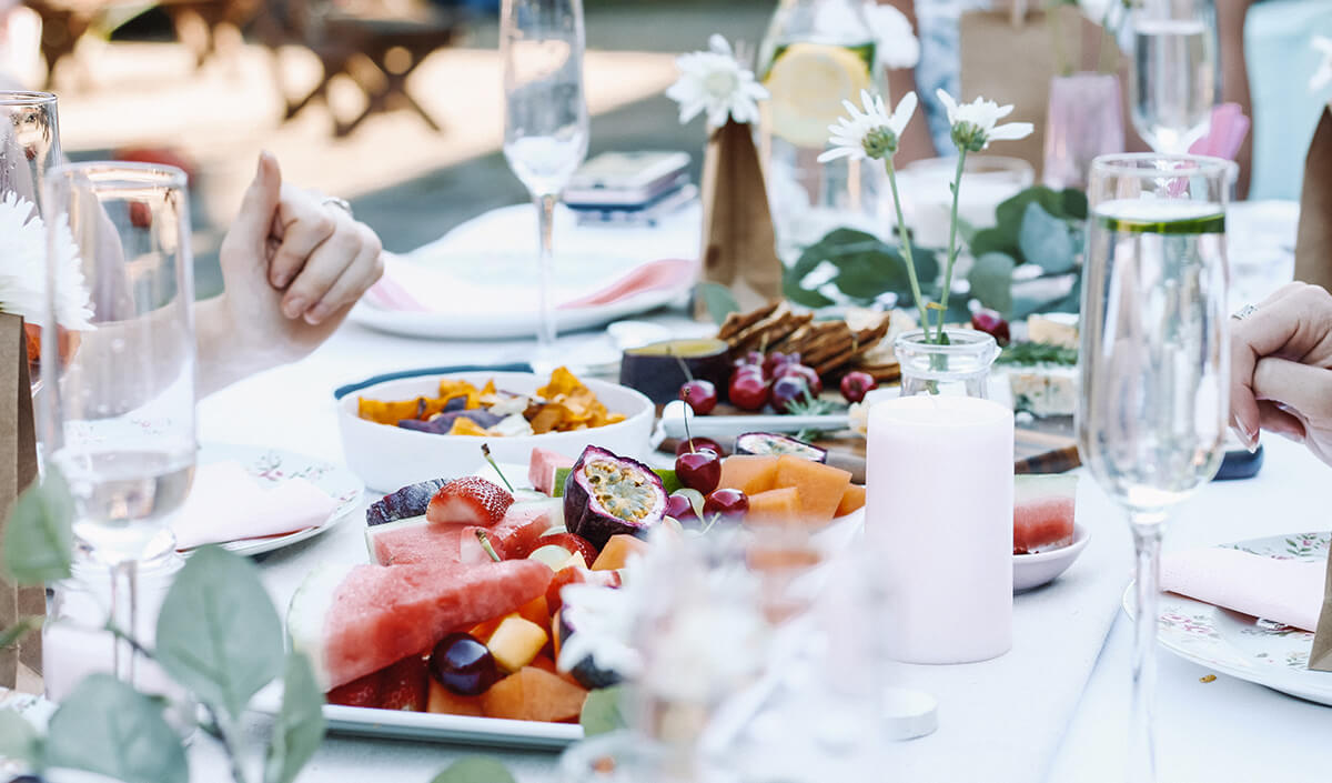 décoration jardin en été : la table d'extérieure