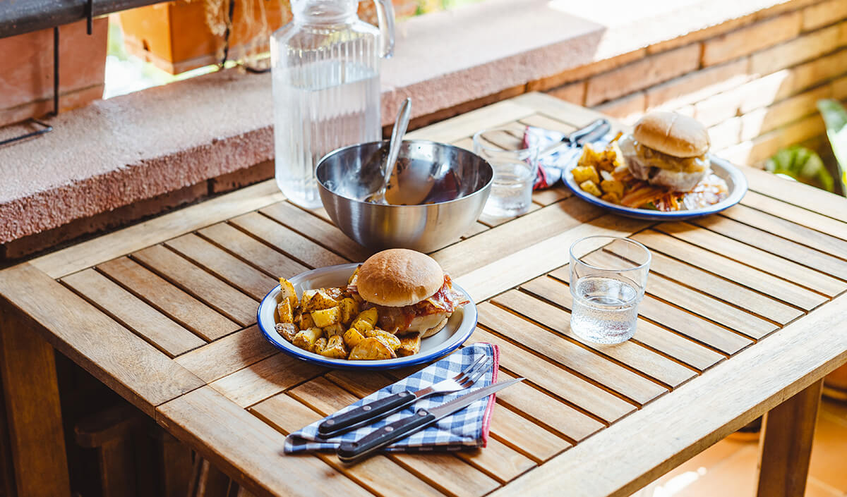 table et tabourets hauteur bar : déco d'été sur le jardin