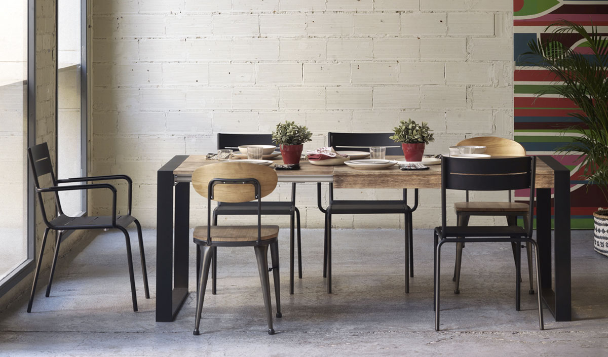 Chaises et table en métal pour une déco industrielle