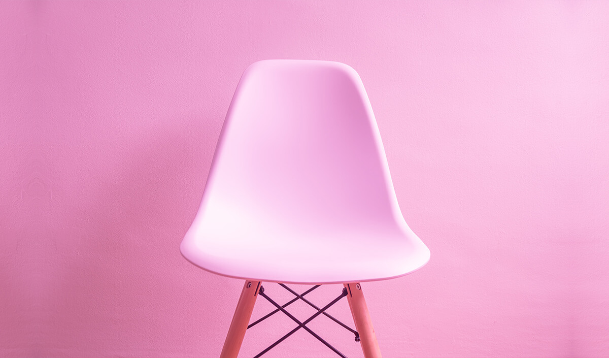 Chaise rose en plastique