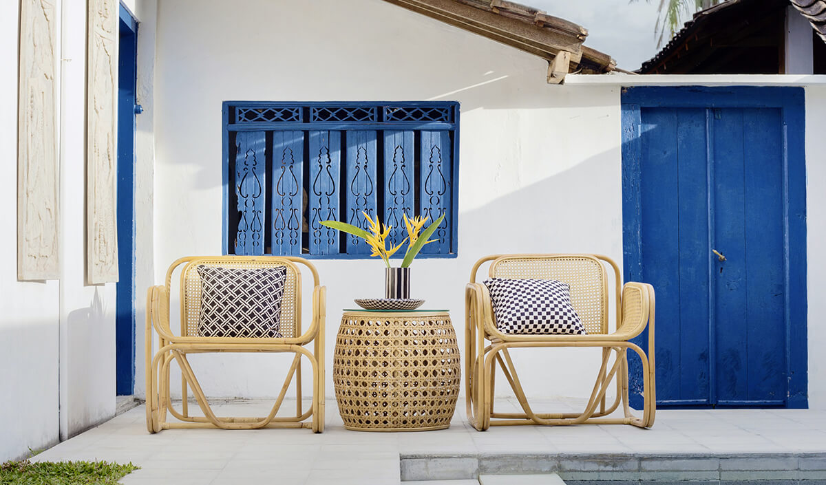 Déco de terrasse méditerranéenne : mobilier extérieur bleu et blanc 