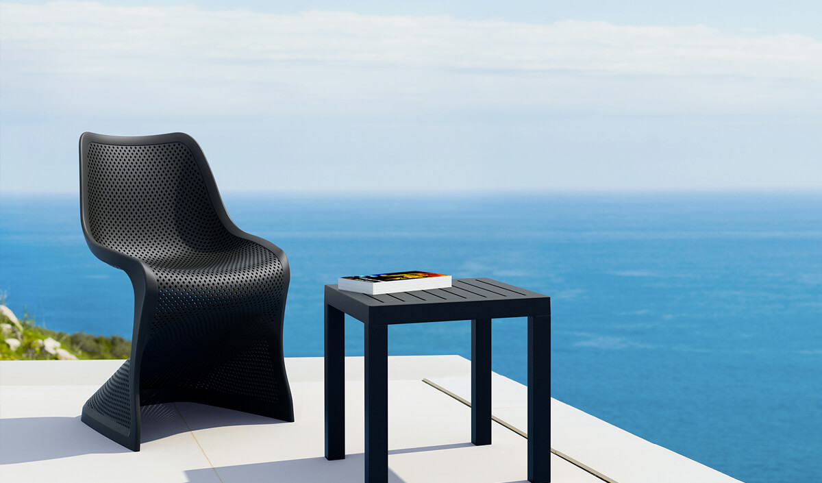 Mobilier extérieur design noir pour un jardin moderne