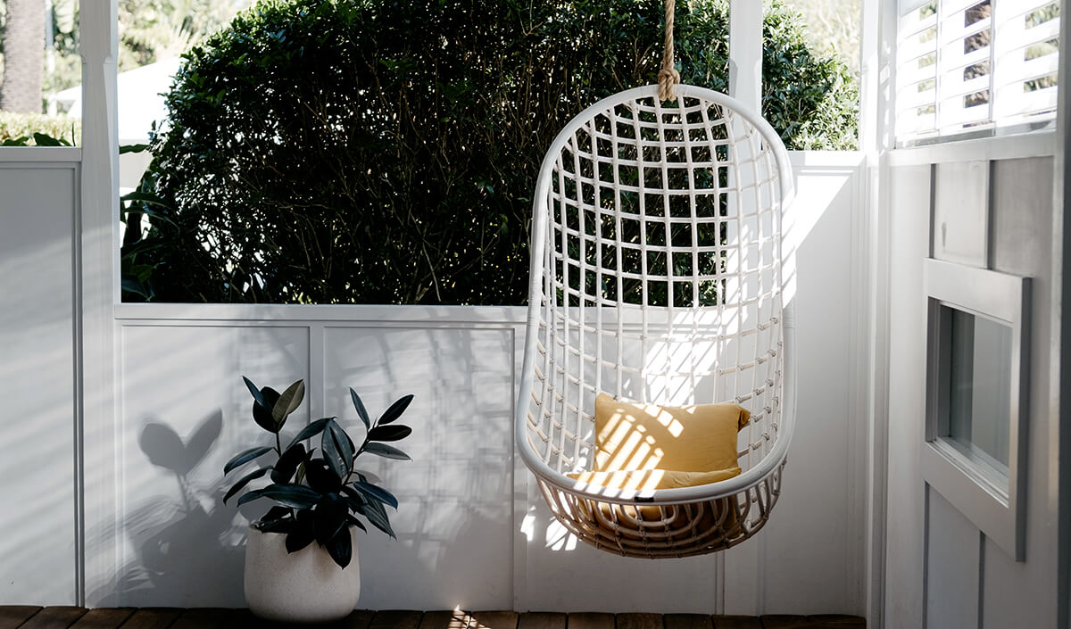 Fauteuil suspendu sur la terrasse : déco originale