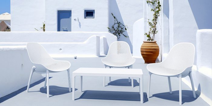 décoration de terrasse tendance avec du mobilier blanc