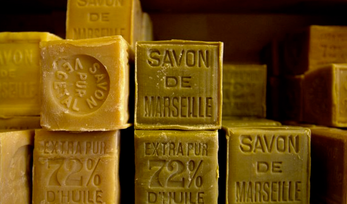 savon de Marseille pour entretenir ses meubles de jardin