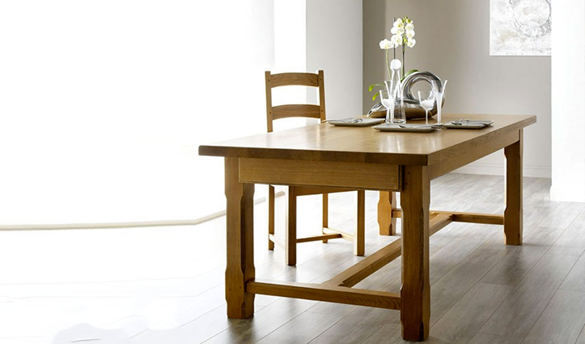 Table en bois massif pour déco maison de campagne rustique