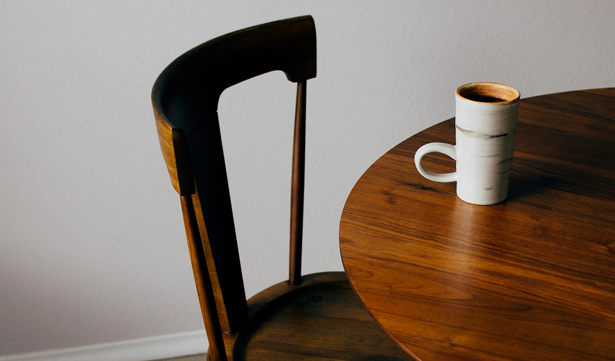 Nettoyer une table en bois ciré