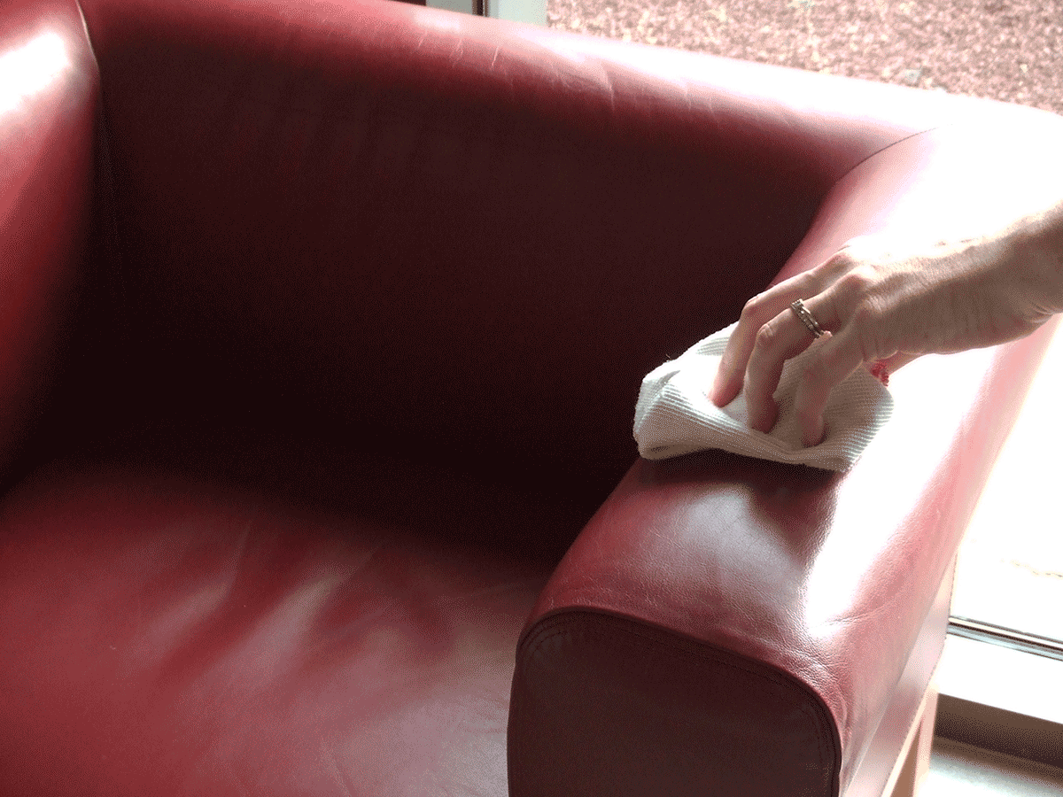 Nettoyer un fauteuil en cuir - Astuce entretien cuir 