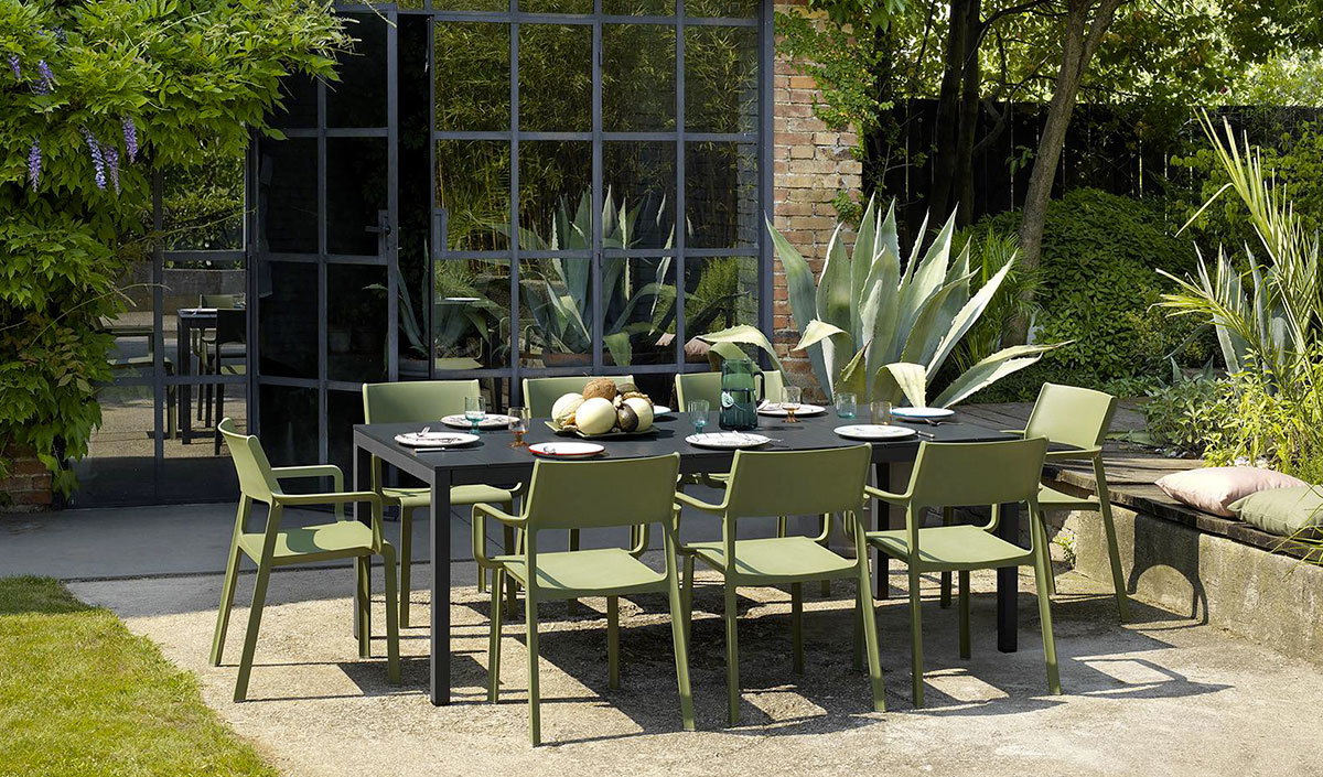 salon de jardin contemporain avec chaises vertes