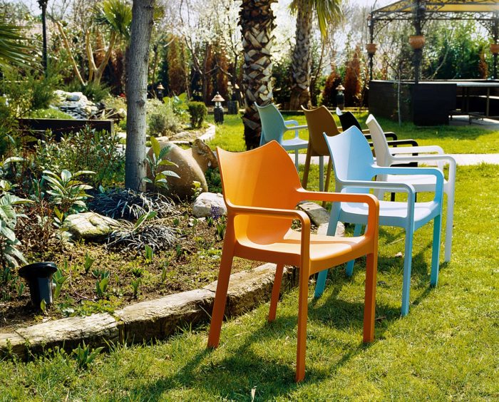 DIY  Comment peindre votre salon de jardin en plastique ? 4 Pieds déco