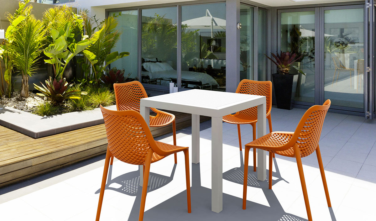 Repeindre une table de jardin carrée avec des chaises en plastique orange