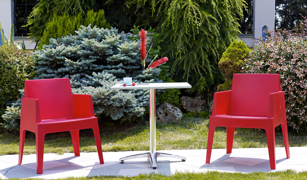 Repeindre un meuble de jardin en plastique rouge 