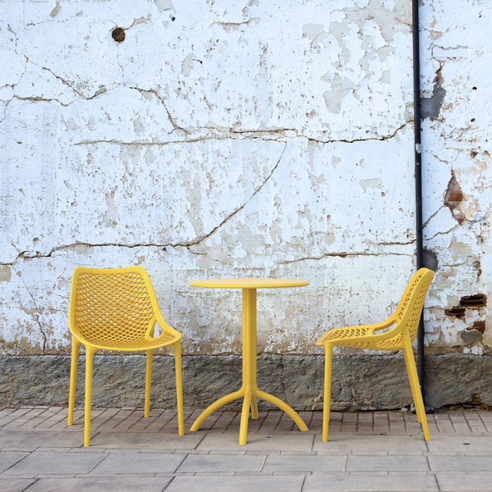 Chaise design jaune ajourée pour une déco colorée