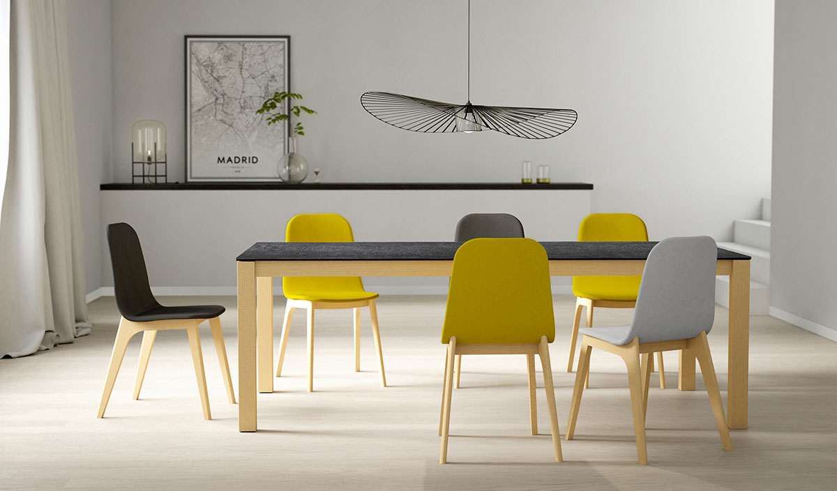 Table en céramique avec chaises colorées