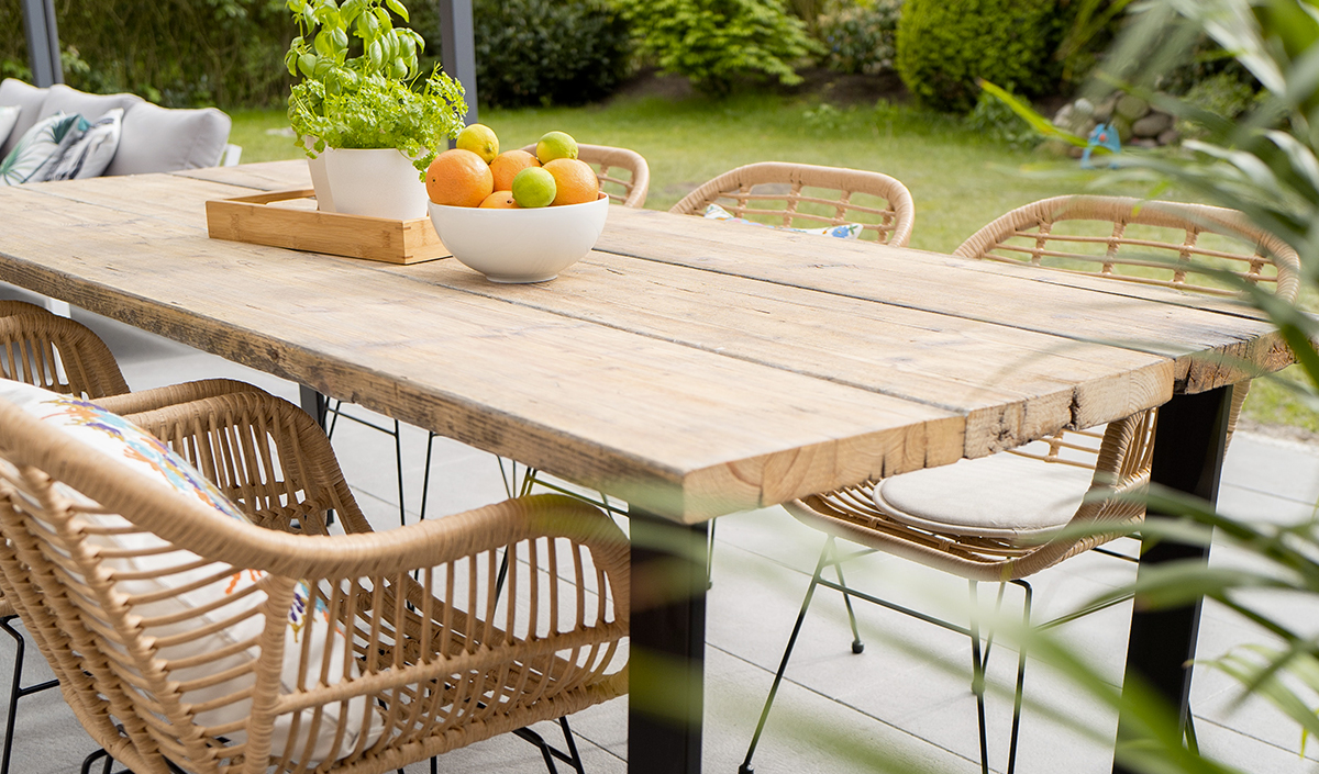 Table de jardin en bois : un intemporel de la déco extérieure